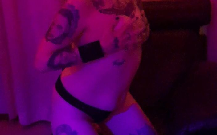Gothcouple: Une MILF gothique sexy te taquine