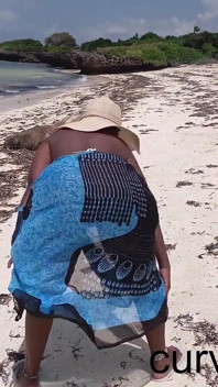 Berkelip melampau di pantai. Membuatkan pemandu Uber bermain dengan kelentit saya sehingga saya memancut