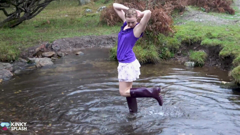 UKCuteGirl Lucy Lauren: Welly Sploshing v botách a bez kalhotek!