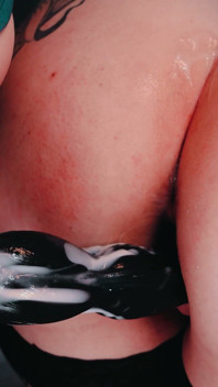 Sex lesbian cu fetișuri - blondă cu forme domină și este futută de o brunetă țâțoasă