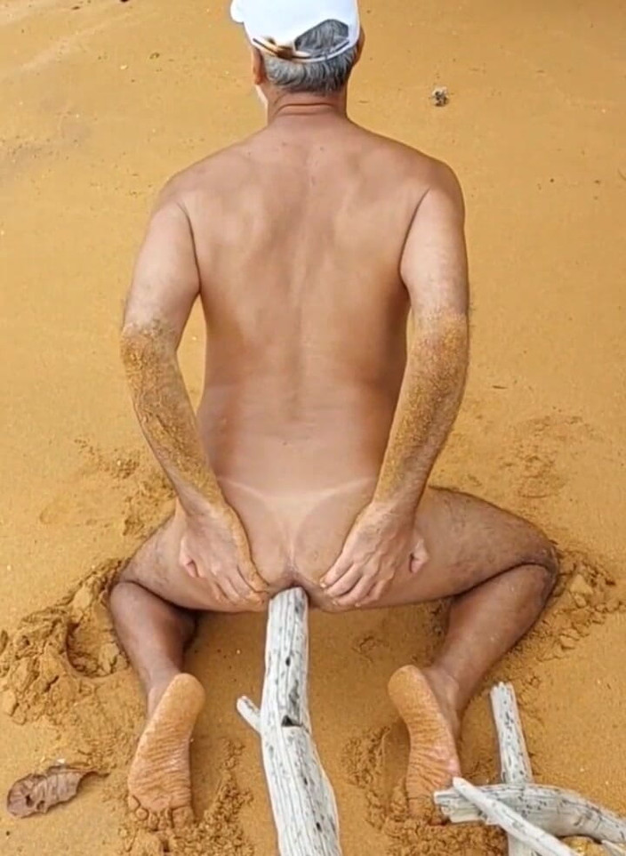 Ladysilvas: Ladysilva обнаженная на пляже, возбужденная с членом в заднице