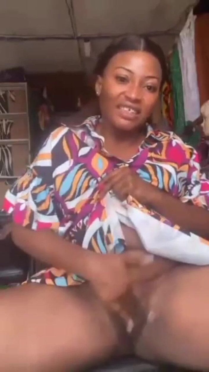 Me and my new slut: Ibu-ibu sange lagi asik masturbasi memek tebalnya di toko rumah...