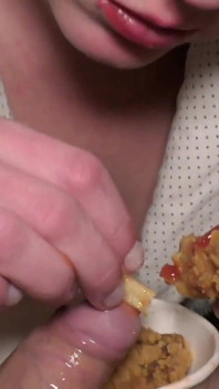 Comida fetiche boquete em frango e batatas fritas e comer isso com gosto