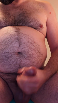 Oso peludo masturbándose gran polla