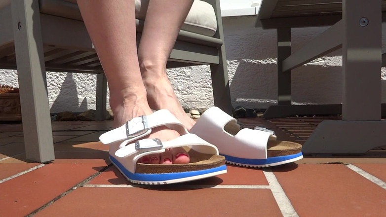 Lady Victoria Valente: Schuhspiel auf der gartenterrasse