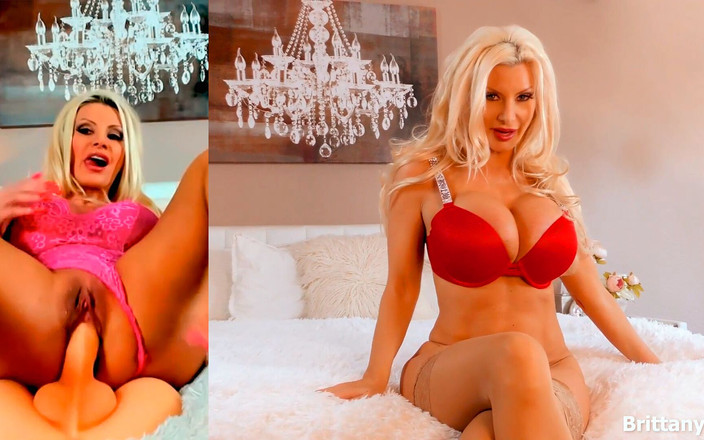 Brittany Andrews: Brittany Andrews, blonde excitée à forte poitrine, s’enfile un gode dans...