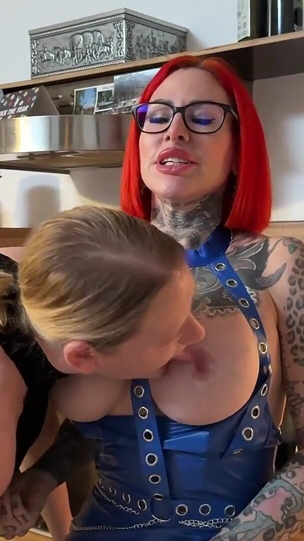 Emma Style: Două MILF-uri Au Făcut Sex Tare În Loc De Treburi Casnice