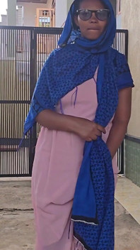 अरेबियन सौतेली मम्मी बाहर फुहार छोड़ रही है