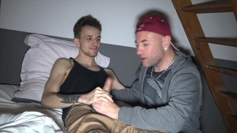 Gaybareback: Sexy top twink fuck a Stepdaddy XXL