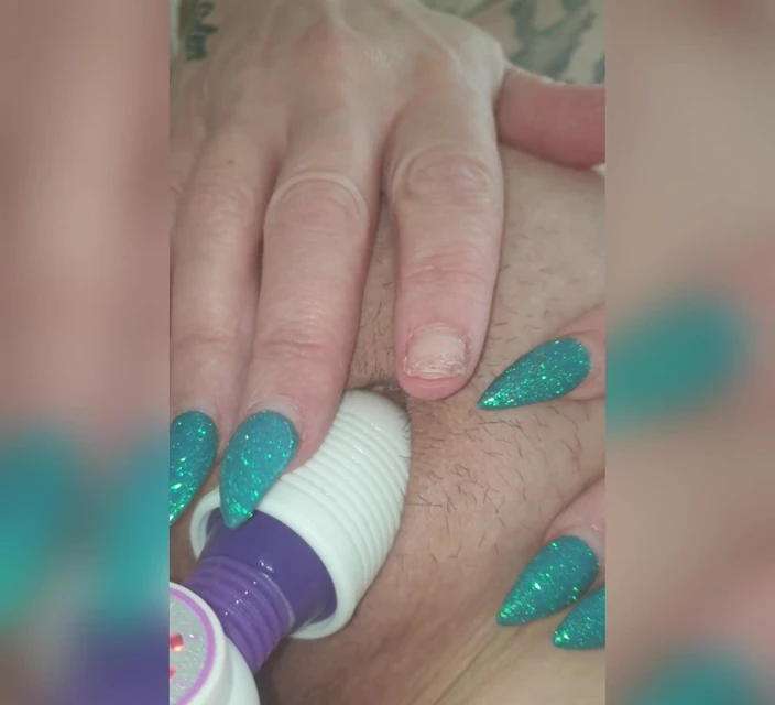 SkylerSquirt: Potřebovala orgasmus, než vyrazíme ven.... Pořád stříkám sperma z dřívějšího...