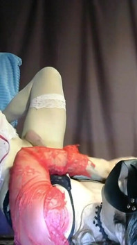Sissy travestito si sborra da solo