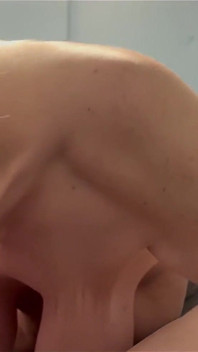 Adoro succhiare il cazzo e lasciargli esplodere il suo carico caldo in gola!
