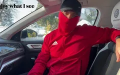 Atletische meester in Nike Tn's bestelt de sletterige zakenman om een show voor hem te maken en plezier te hebben totdat