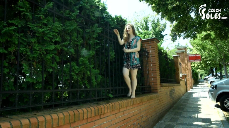 Czech Soles - foot fetish content: नंगे पैर चलना और अन्ना के सेक्सी गंदे पैर!