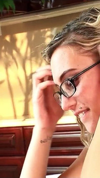 휴가 중 섹시한 십대를 핥고 오르가즘을 느끼는 새엄마