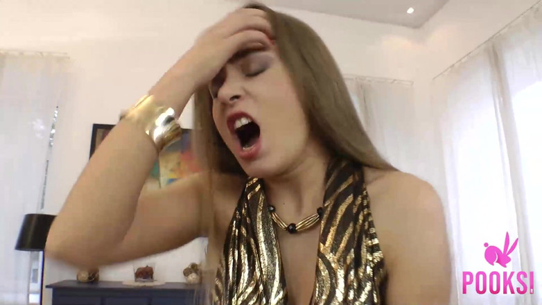Pooksi: 完整视频！超级饥渴的长发公主莫妮卡L操一个男人，甚至没有脱掉她的衣服！