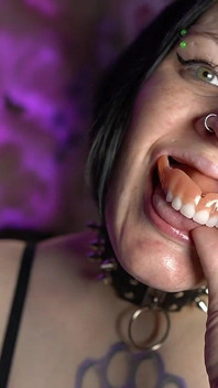 Gótica sexy brinca com suas dentaduras