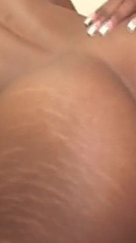 Lamiendo coño descuidado de lesbianas goteando orgasmos húmedos