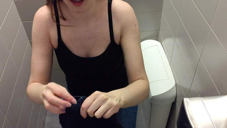 Emily Bee: Pacchetto vacanze - squirt in bagno