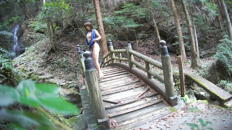 Mayumi Kanzaki: Japonesa milf al aire libre