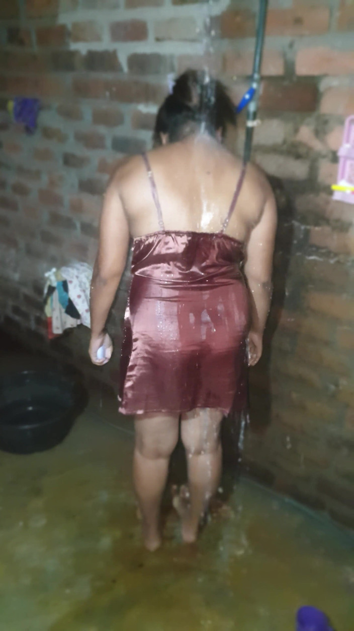 Tiyana: Esposa gostosa tomando banho