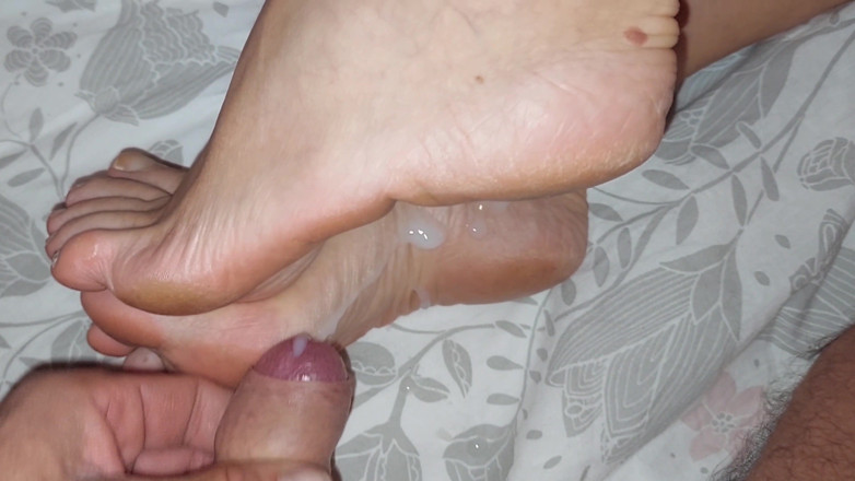 Selena701: Muncrat di kaki dewasa