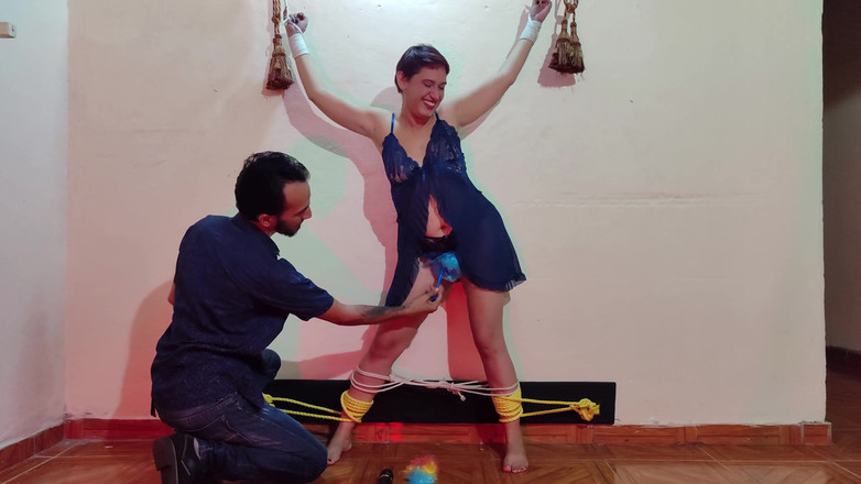 Queensofthefeet: Mannen binder mig med rep av händer och fötter för...