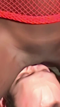 Donna nera dominante seduta in faccia