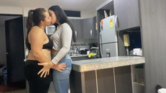 zoemelissa: 남편이 일하는 동안 부엌에서 내 튀김을 따먹어