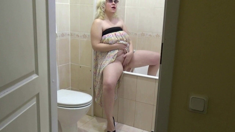 Lady Rose pee pee: Zlatý déšť 57-рising v koupelně
