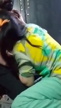 Cumnata pakistaneză singură acasă
