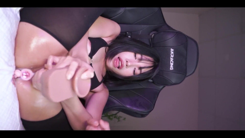 Miuzxc: Asiatisk cuckold liten boi hjälper sin flickvän att gå för...