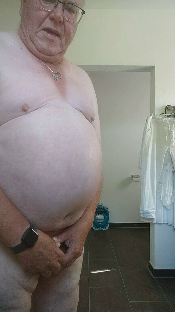 Karlchengeil: Lotion auf schwanz und arsch