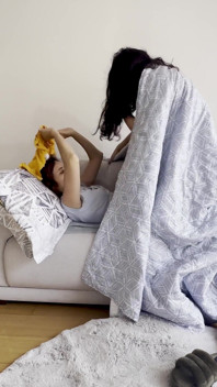 Tôi làm tình với vợ của anh kế của tôi trong khi anh ấy ở trong phòng khách của ngôi nhà của anh ấy