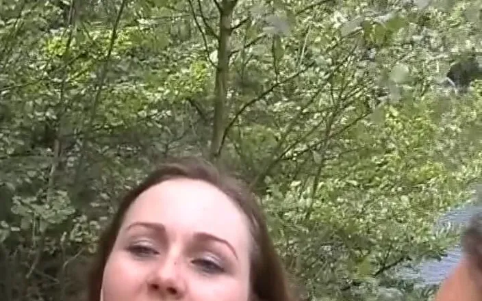 Porno kino: Amateur German Babes Sucking One Dick Outdoors