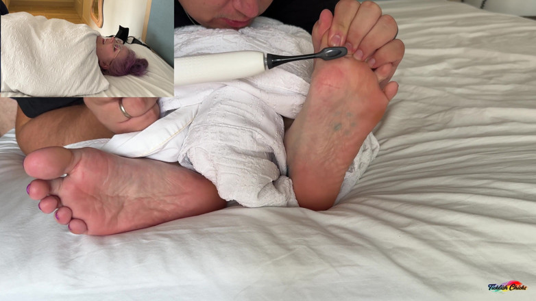 Ticklish Chicks: Fetcon '25 lolos10toes owinięty