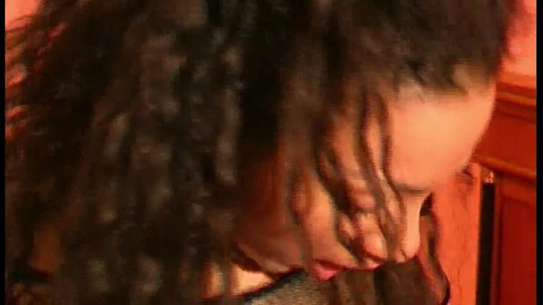 SapphoFilms - By Nikoletta Garian - Real Lesbian: Milf lesbiche appassionate che scopano fino al mattino