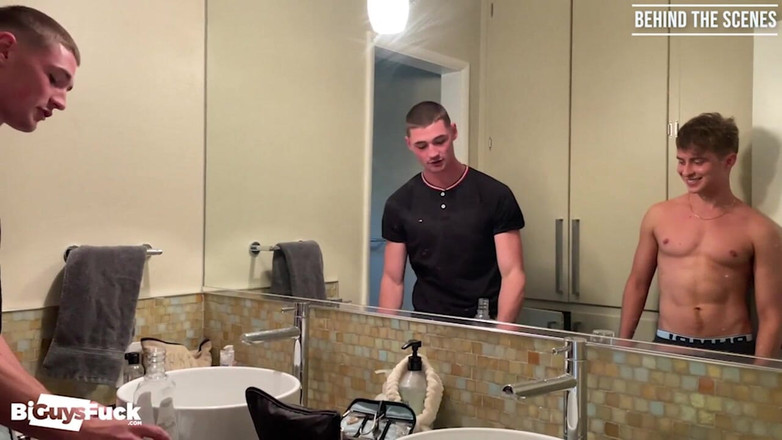 Bi Guys Fuck: Virgem Lucas Walker perde tudo na câmera