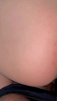 Blondýna s velkým zadkem v domácím análním sexu s velkým černým pérem