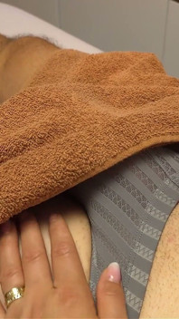 Spermashot överraskning under massage! Blond massör med stora bröst fick hennes klient att ejakulera i underkläder