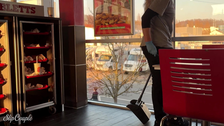 SlipCouple: Menina com tesão brinca com pau no restaurante fast food -...
