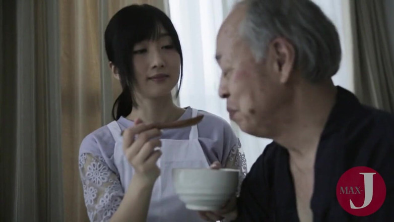 Asian happy ending: Сладкая японская домохозяйка сосет хуй старика