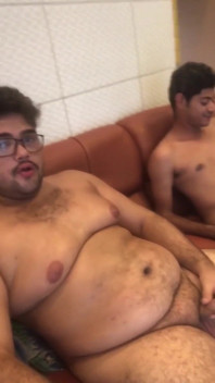 Kakak tiri nyepong kontol cowok gay amatir