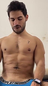 Leche en mi ropa interior azul