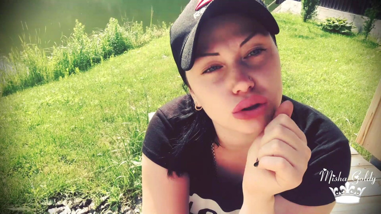Goddess Misha Goldy: Утка лицо на улице, делая мои губы гораздо больше!