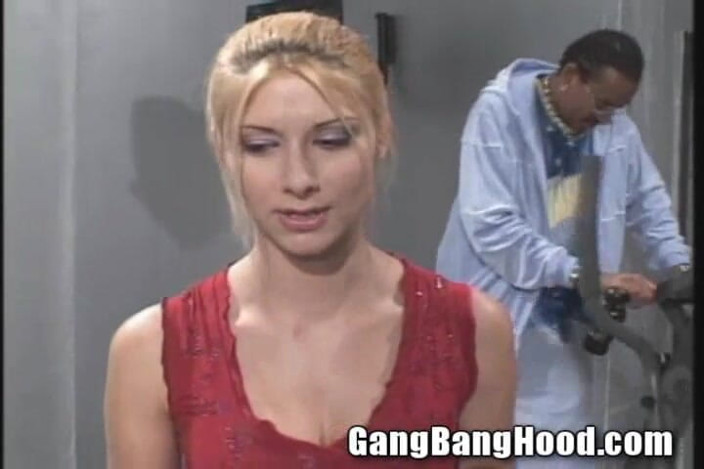 Gang Bang Hood: Anal gym ho biała suka wielki czarny kutas analny pociąg...