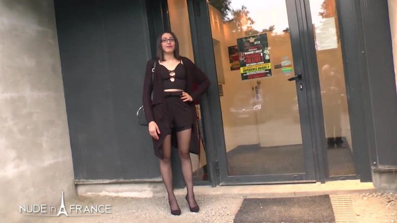 Nude in France: Uma jovem morena fumante chupa paus no gloryhole e é sodomizada...