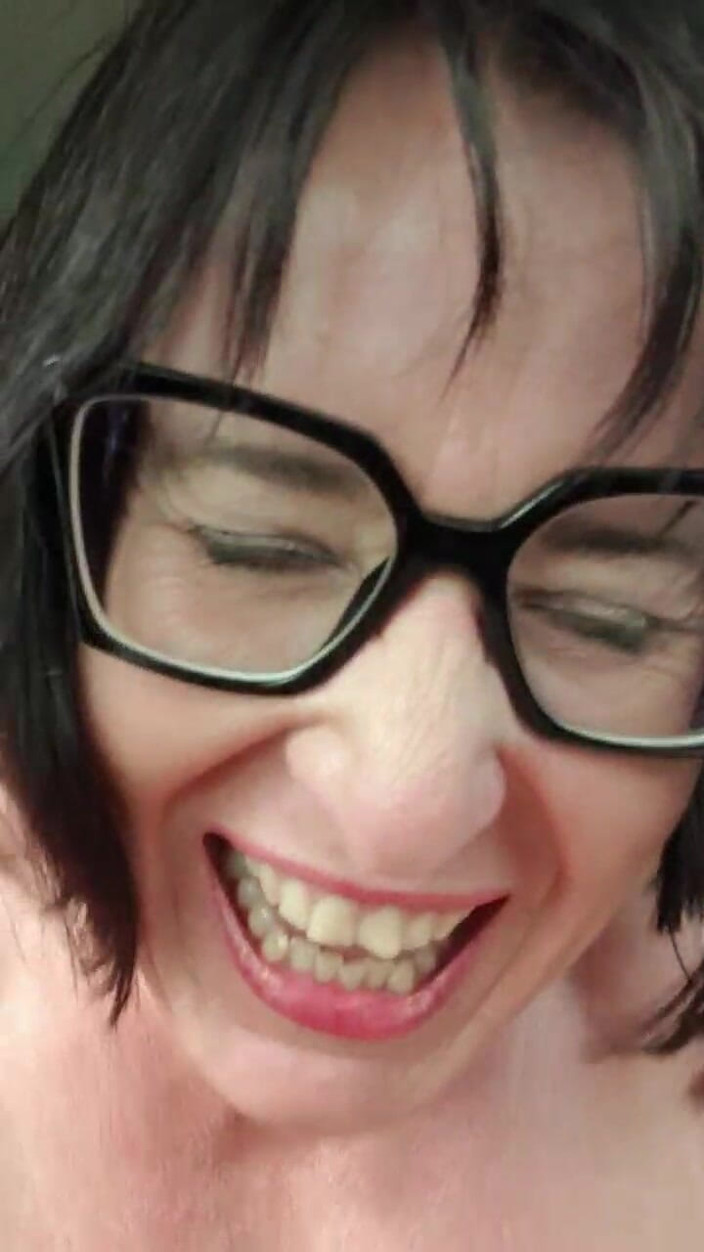JulieEroticDress: Esguichando ao ar livre no Estacionamento