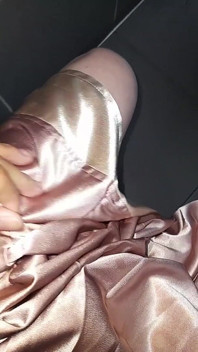 Travesti en satin, masturbation