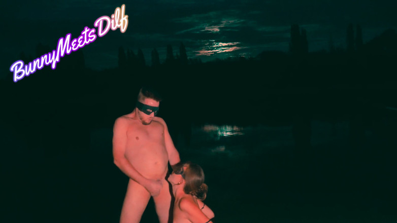 FunnyBunny: Dikongkek di Tasik di Moonrise. Ia adalah Pitch Dark. Hanya...